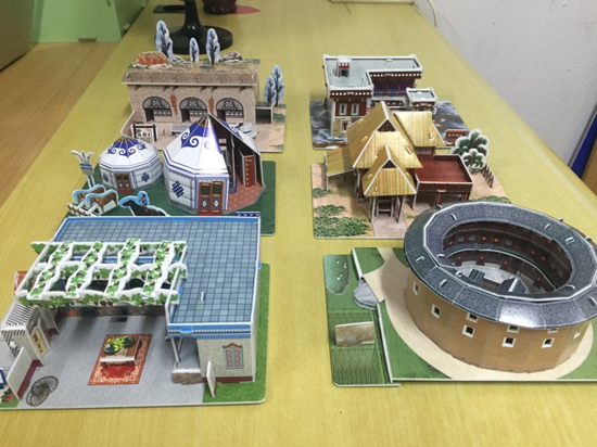 学生分组制作中国传统民居模型,有福建土楼,蒙古包,西藏碉楼,陕北窑洞