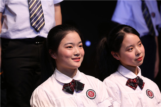 在苏外,有一道独特的风景,他是老师,却曾经穿着和我们一样的校服,现在