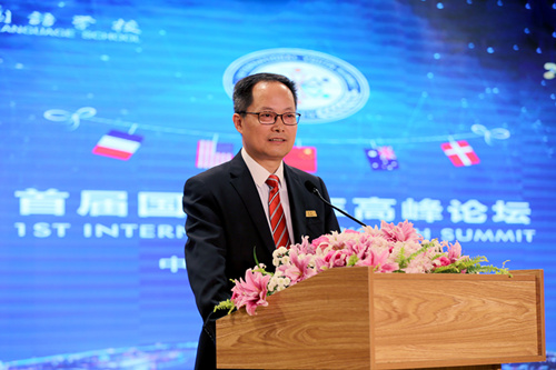 董校2.jpg 董校2.jpg