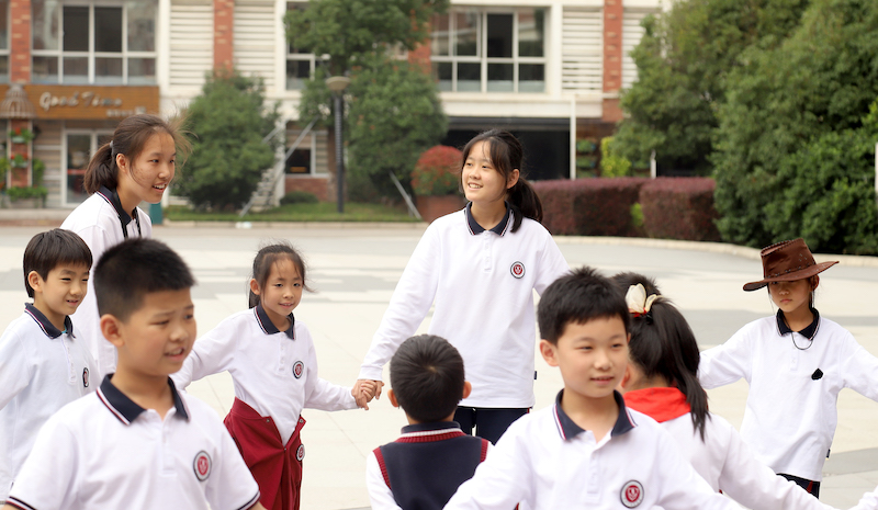 大手拉小手.jpg 大手拉小手.jpg