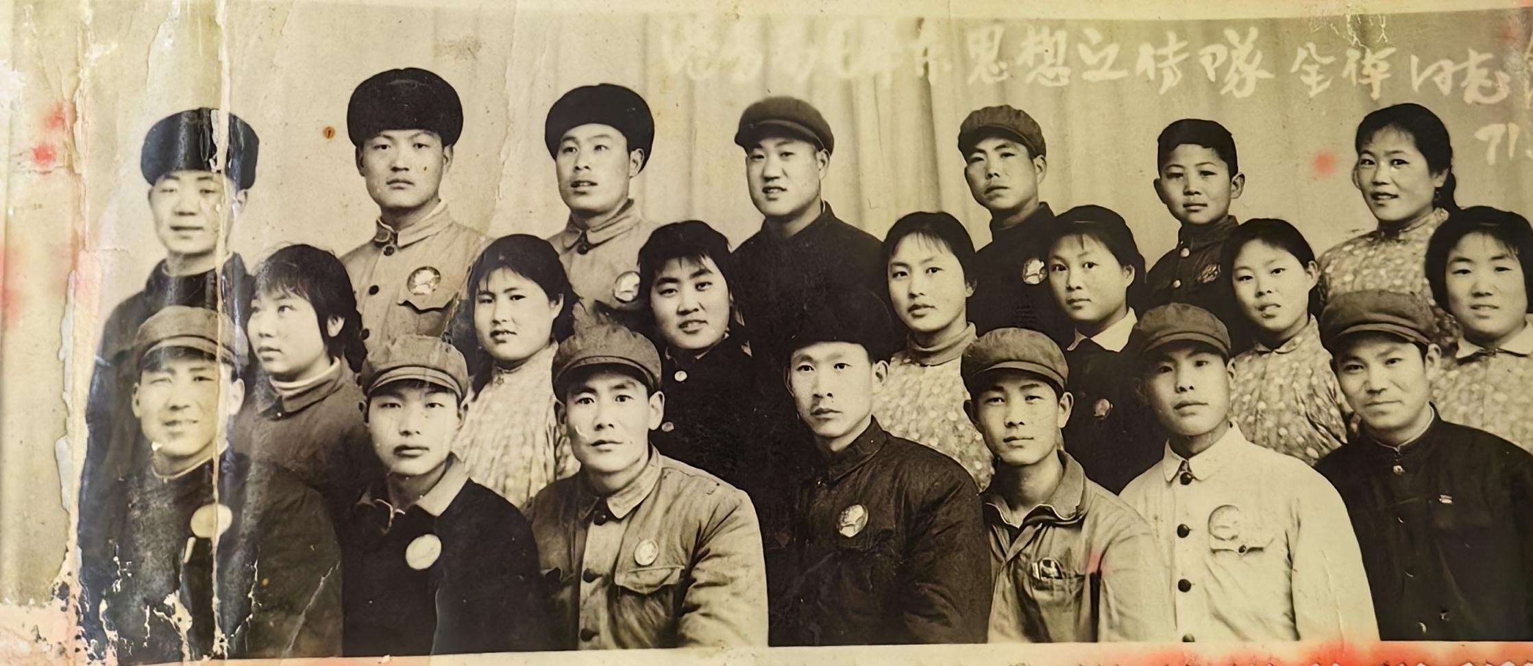 10 初一2班 徐艺菡(外公15岁过年时参加毛泽东思想宣传队的照片)修复前.jpg